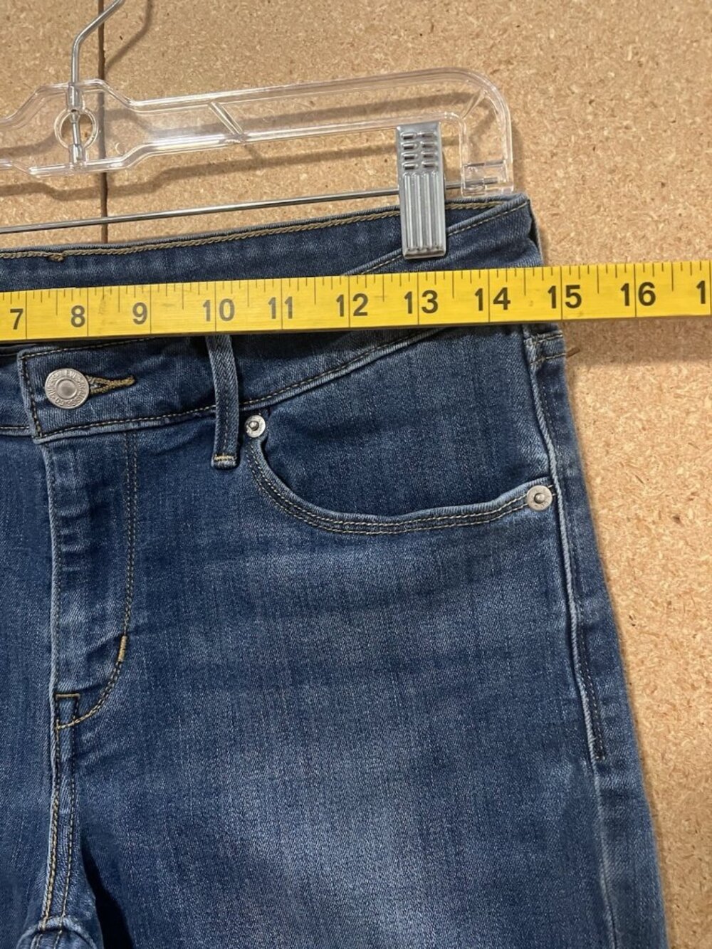 Levis Shorts Bermuda Women’s Size 29 Blue Denim Stretch Cuffed Mid Rise - Picture 4 of 13